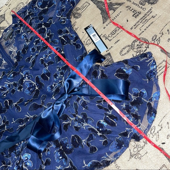 Tahari Arthur S. Levine NWT! Navy/Gold Floral Embroidery Sequins Blouse Size L - Picture 17 of 17